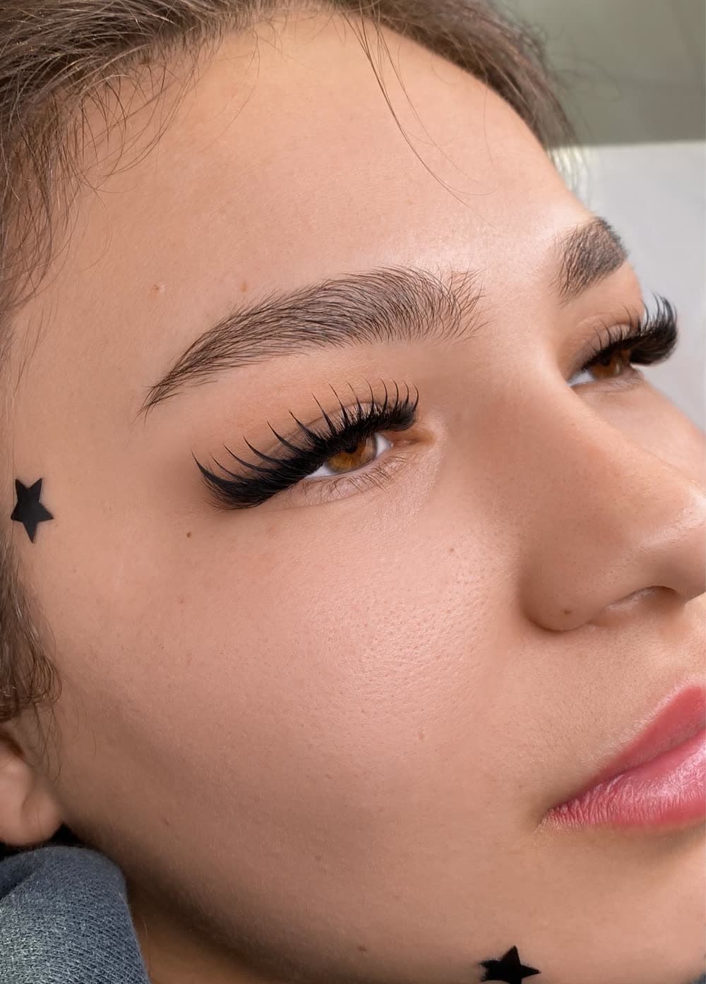 Extensii wispy, lucrare finalizată, văzută din profil
